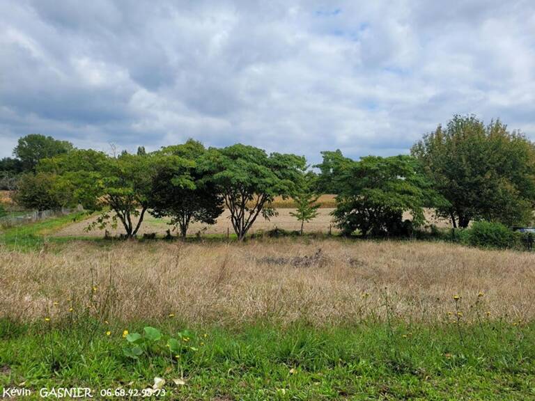 LINARS (16730) : Terrain constructible de 830m2 — photo 1