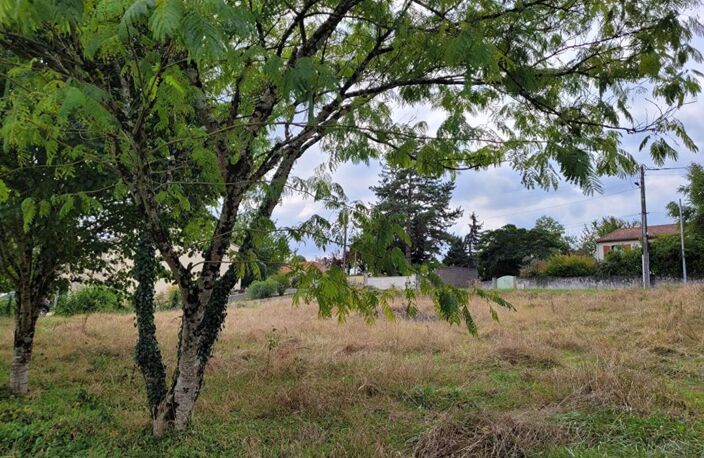 LINARS (16730) : Terrain constructible de 830m2 — photo 2