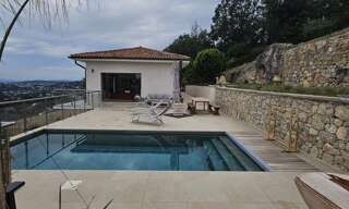 Maison 5 Pièces 150 m² à louer à Saint-Jeannet (06640)