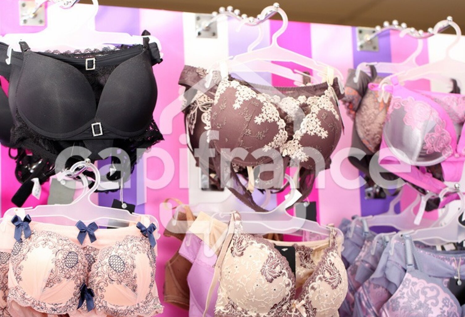 Emplacement n°1 au centre-ville de DOUARNENEZ(29) - Fonds de commerce de lingerie féminine, belle rentabilité — photo 1