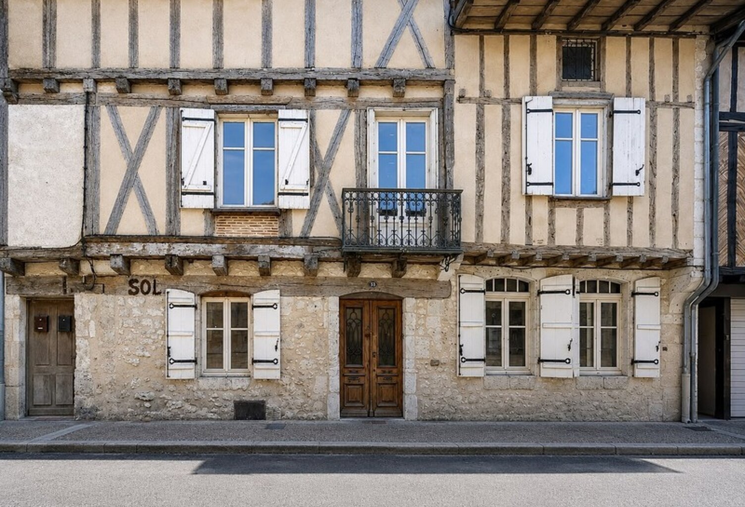 Maison de caractère avec éléments médiévaux – 241 m² – 6 chambres – Cour et terrasse – Centre historique — photo 1