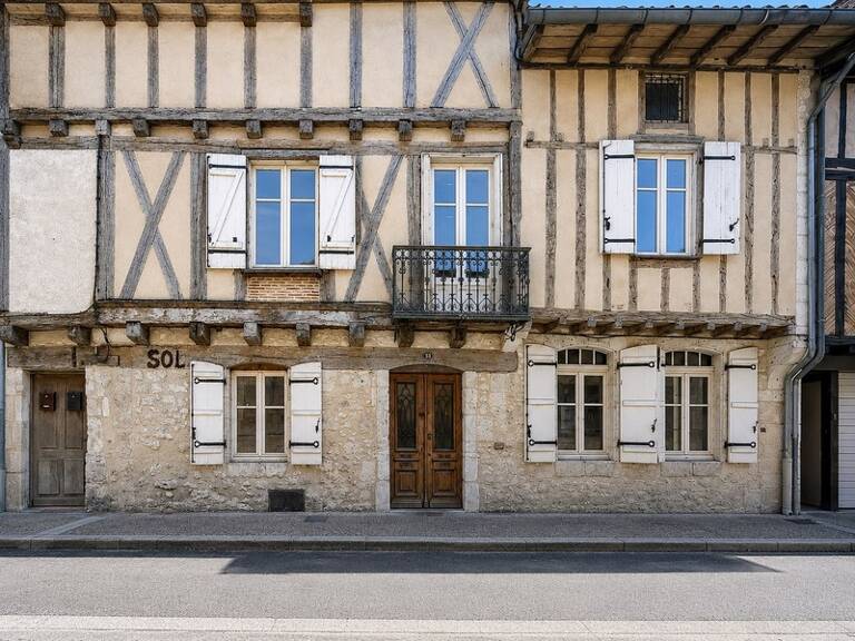 Maison de caractère avec éléments médiévaux – 241 m² – 6 chambres – Cour et terrasse – Centre historique — photo 1