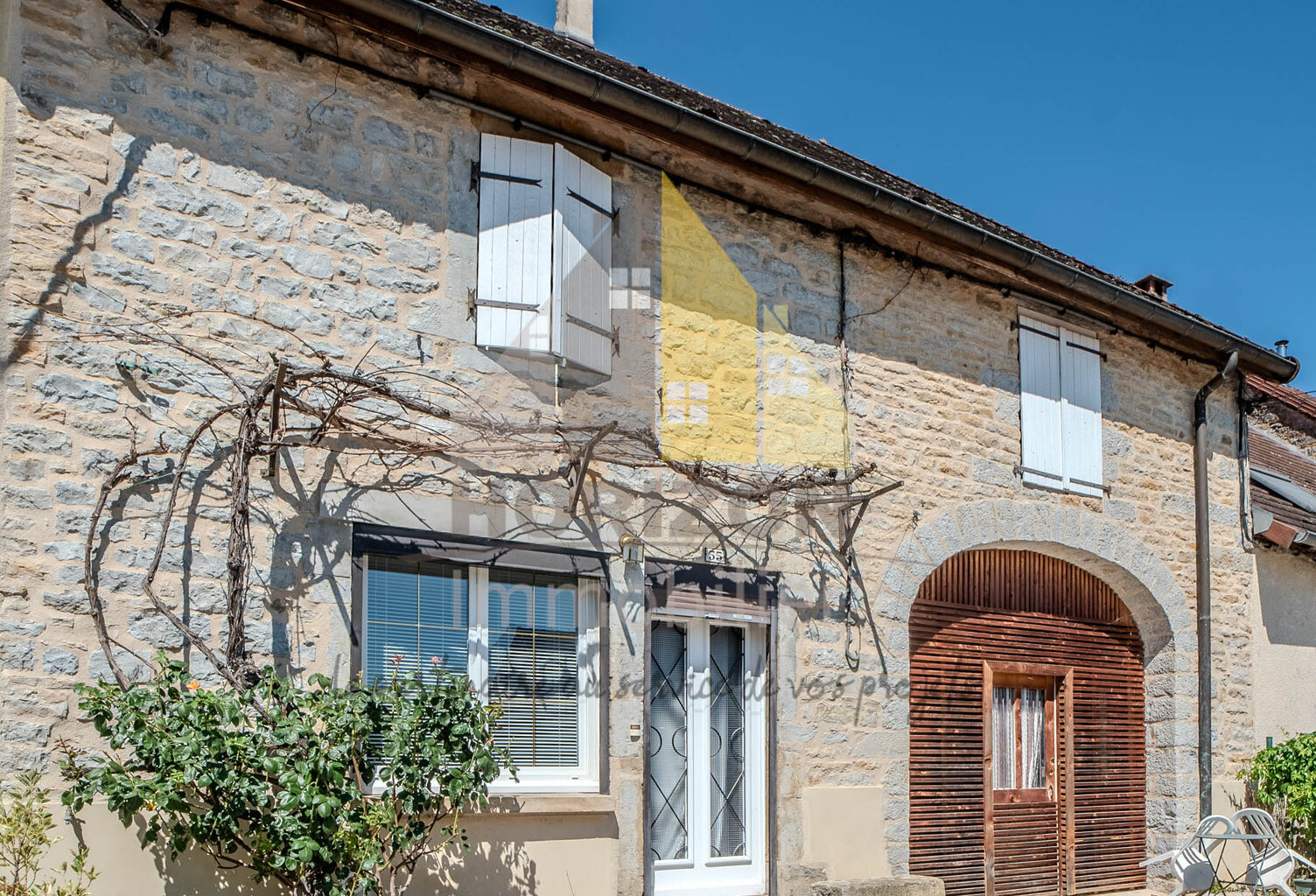Charmante maison de village mitoyenne avec jardin et garages — photo 1