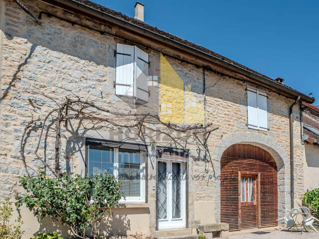Charmante maison de village mitoyenne avec jardin et garages — photo du bien