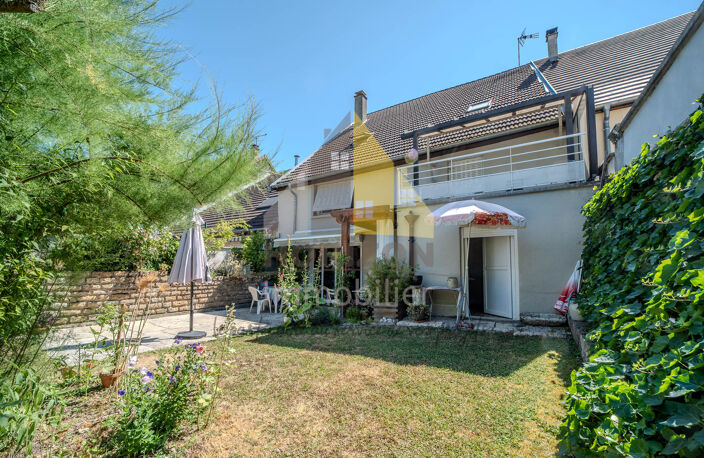 Charmante maison de village mitoyenne avec jardin et garages — photo 2