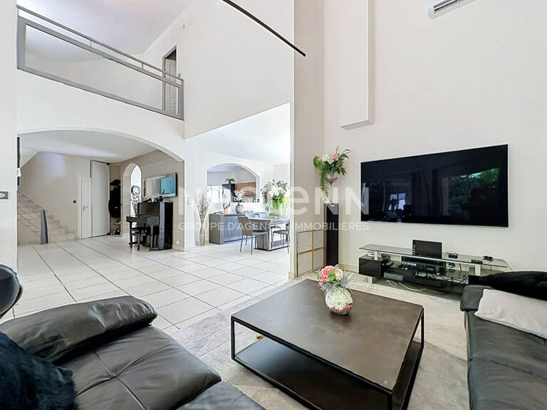 Grande maison familiale avec piscine - 69500 BRON — photo 1