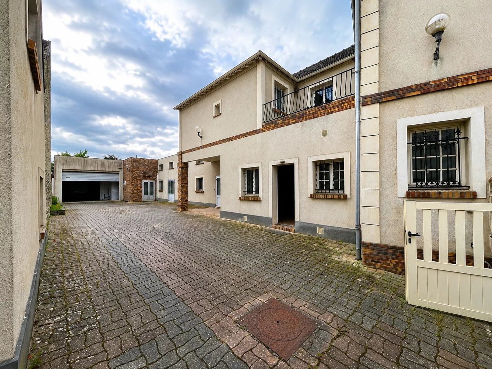 Location Fonds de commerce 405 m2 à Bois-le-Roi · 405 m² · 3 600 €/mois