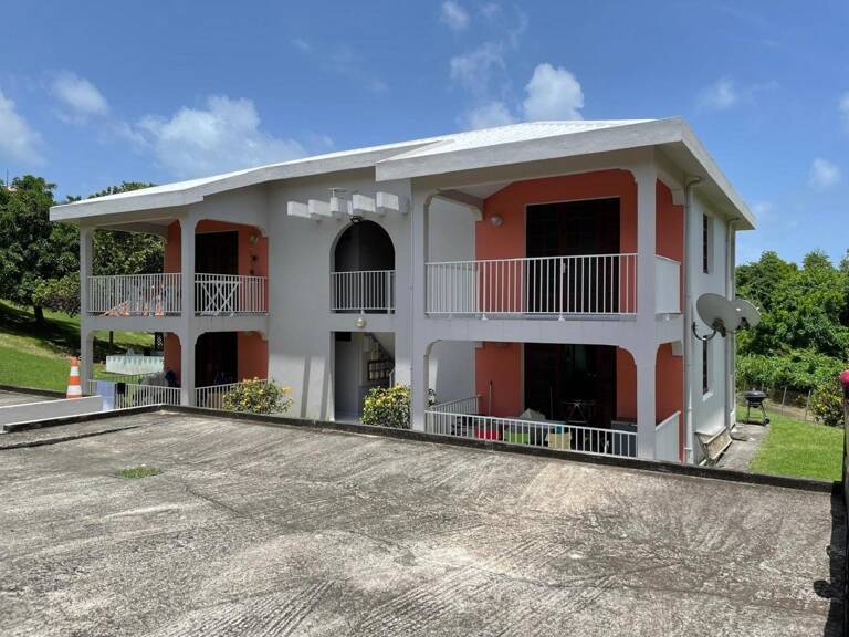 Immeuble de rapport en vente au Marin. — photo 1