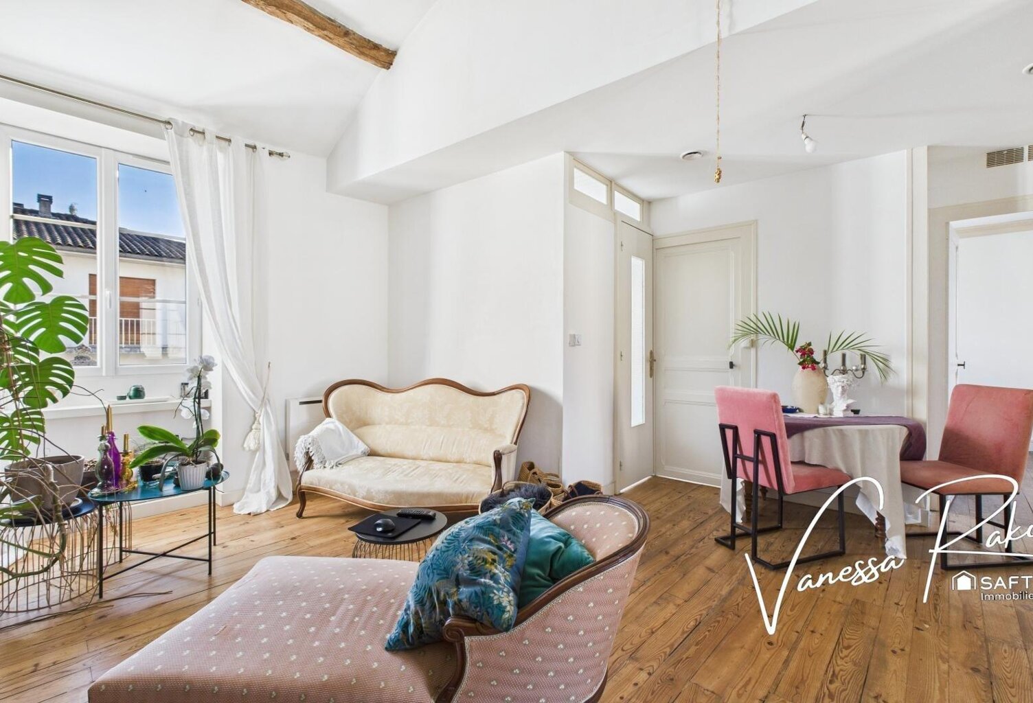 À Saint-Jean-d'Angély, découvrez cette maison rénovée de 104 m² avec deux chambres, jardinet et dépendance. — photo 1
