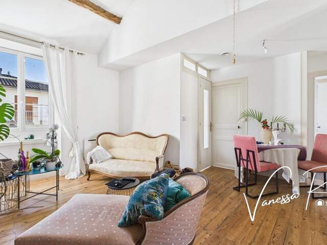 À Saint-Jean-d'Angély, découvrez cette maison rénovée de 104 m² avec deux chambres, jardinet et dépendance. — photo du bien