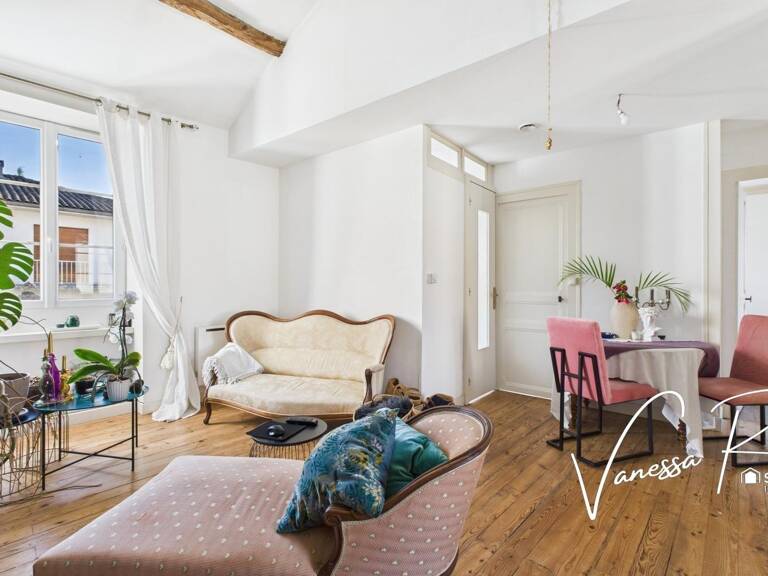 À Saint-Jean-d'Angély, découvrez cette maison rénovée de 104 m² avec deux chambres, jardinet et dépendance. — photo 1