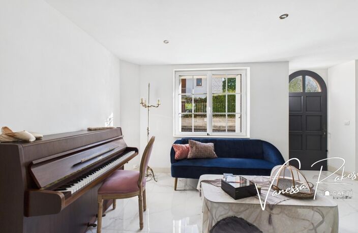À Saint-Jean-d'Angély, découvrez cette maison rénovée de 104 m² avec deux chambres, jardinet et dépendance. — photo 2
