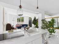 À Saint-Jean-d'Angély, découvrez cette maison rénovée de 104 m² avec deux chambres, jardinet et dépendance. — photo 3