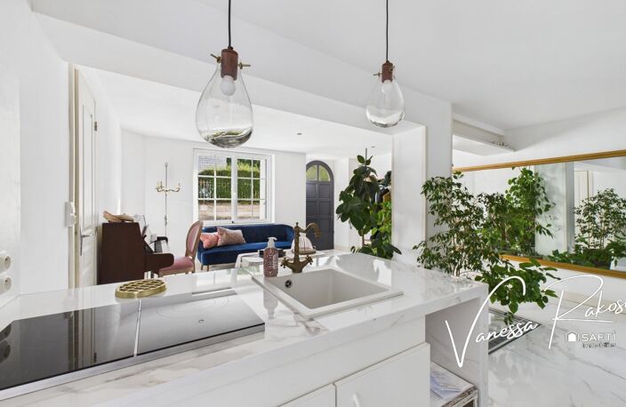 À Saint-Jean-d'Angély, découvrez cette maison rénovée de 104 m² avec deux chambres, jardinet et dépendance. — photo 3