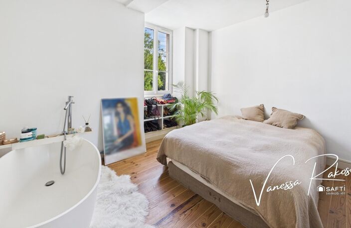 À Saint-Jean-d'Angély, découvrez cette maison rénovée de 104 m² avec deux chambres, jardinet et dépendance. — photo 5