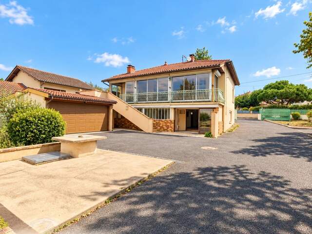 Grande maison familiale avec 4 chambres et garage. — photo du bien