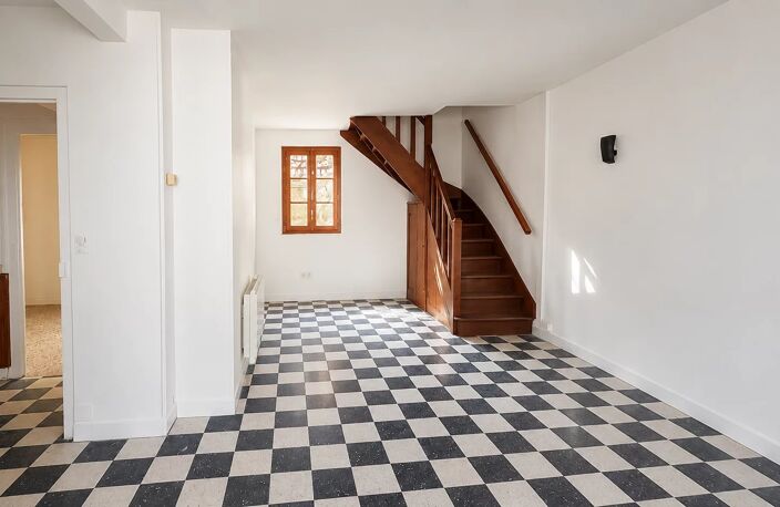 Emplacement recherché – Maison de ville proche de toutes commodités — photo 2