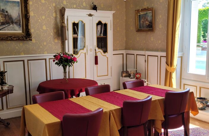 MAISON DE MAÎTRE À L’ORÉE D’UNE PETITE VILLE HISTORIQUE — photo 2