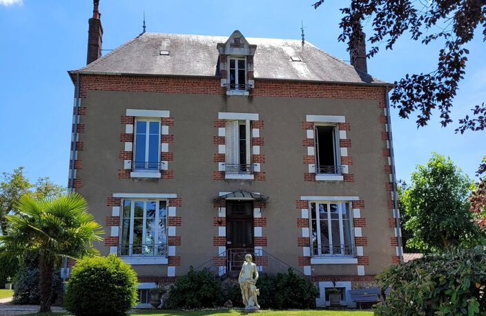 MAISON DE MAÎTRE À L’ORÉE D’UNE PETITE VILLE HISTORIQUE — photo 3