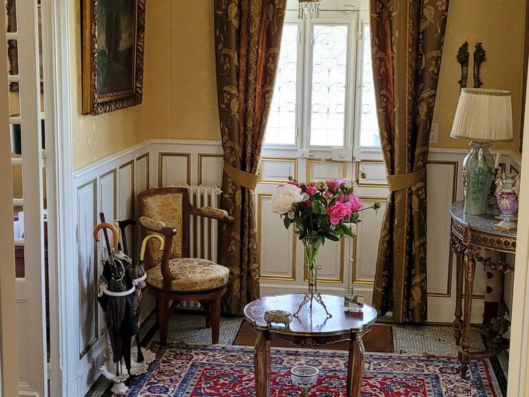 MAISON DE MAÎTRE À L’ORÉE D’UNE PETITE VILLE HISTORIQUE — photo 1