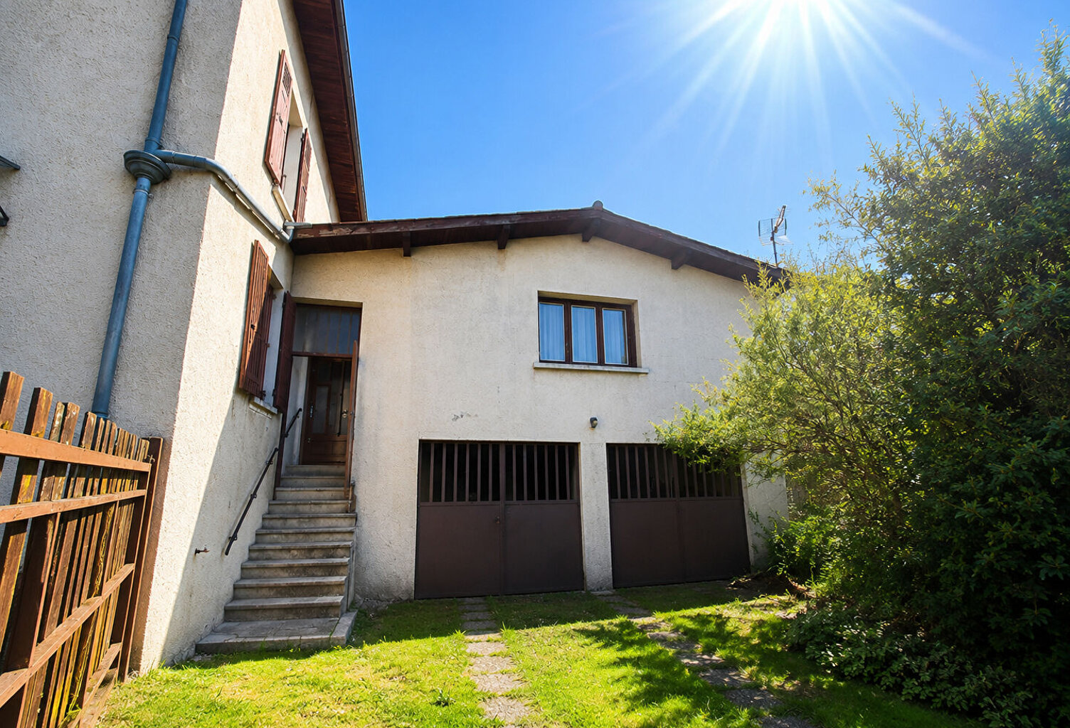 4 CHAMBRES + LOCAL PRO + 79 M² DE COMBLES : UN POTENTIEL À EXPLOITER ! — photo 1