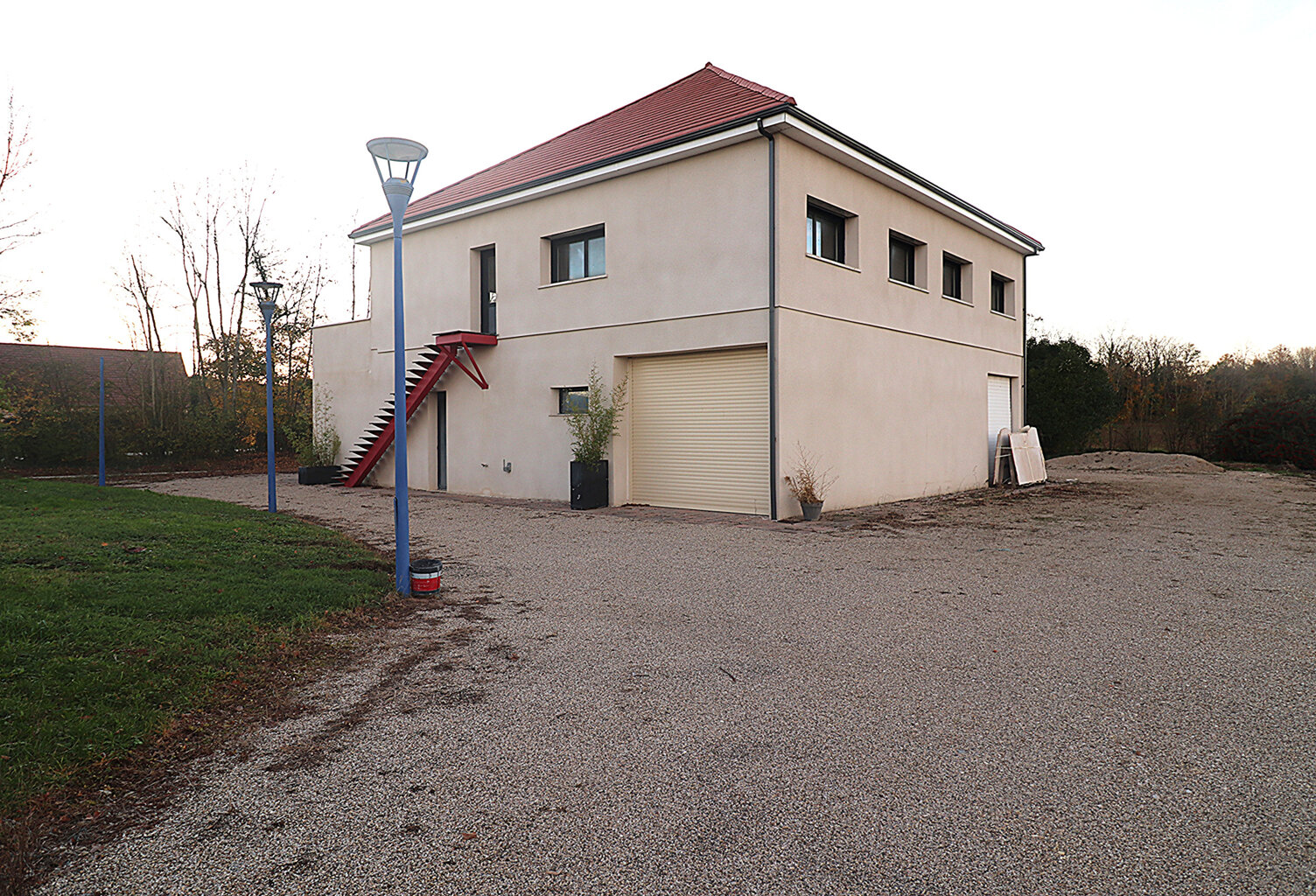 Grand bâtiment disposant de 3 grands garages et de 2 apparte — photo 1