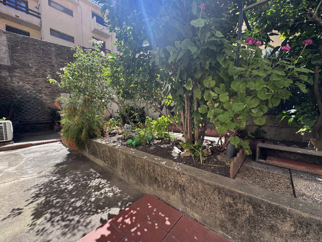 Port-Vendres : appartement de 5 pièce avec jardin et cour en vente — photo du bien
