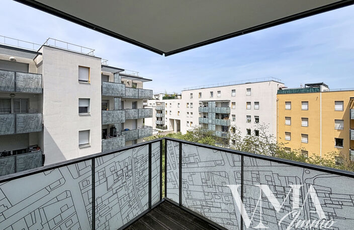 T2 de 39 M2 avec loggia  plus garage box fermé 69200 VENISSI — photo 3
