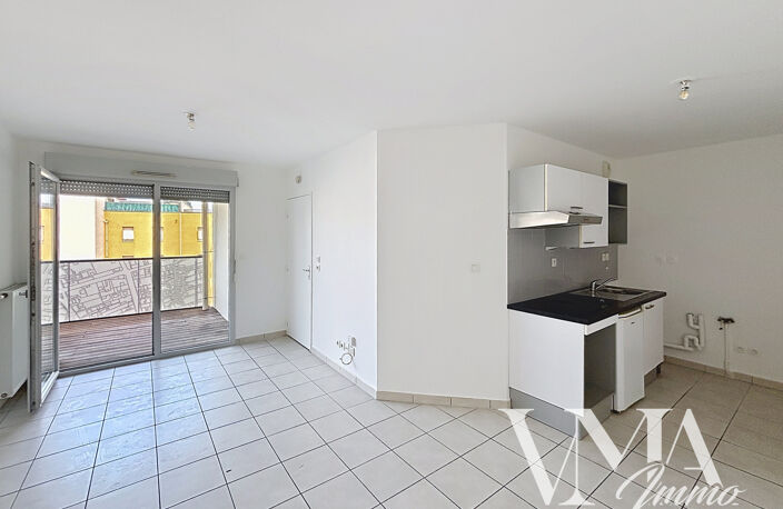 T2 de 39 M2 avec loggia  plus garage box fermé 69200 VENISSI — photo 4