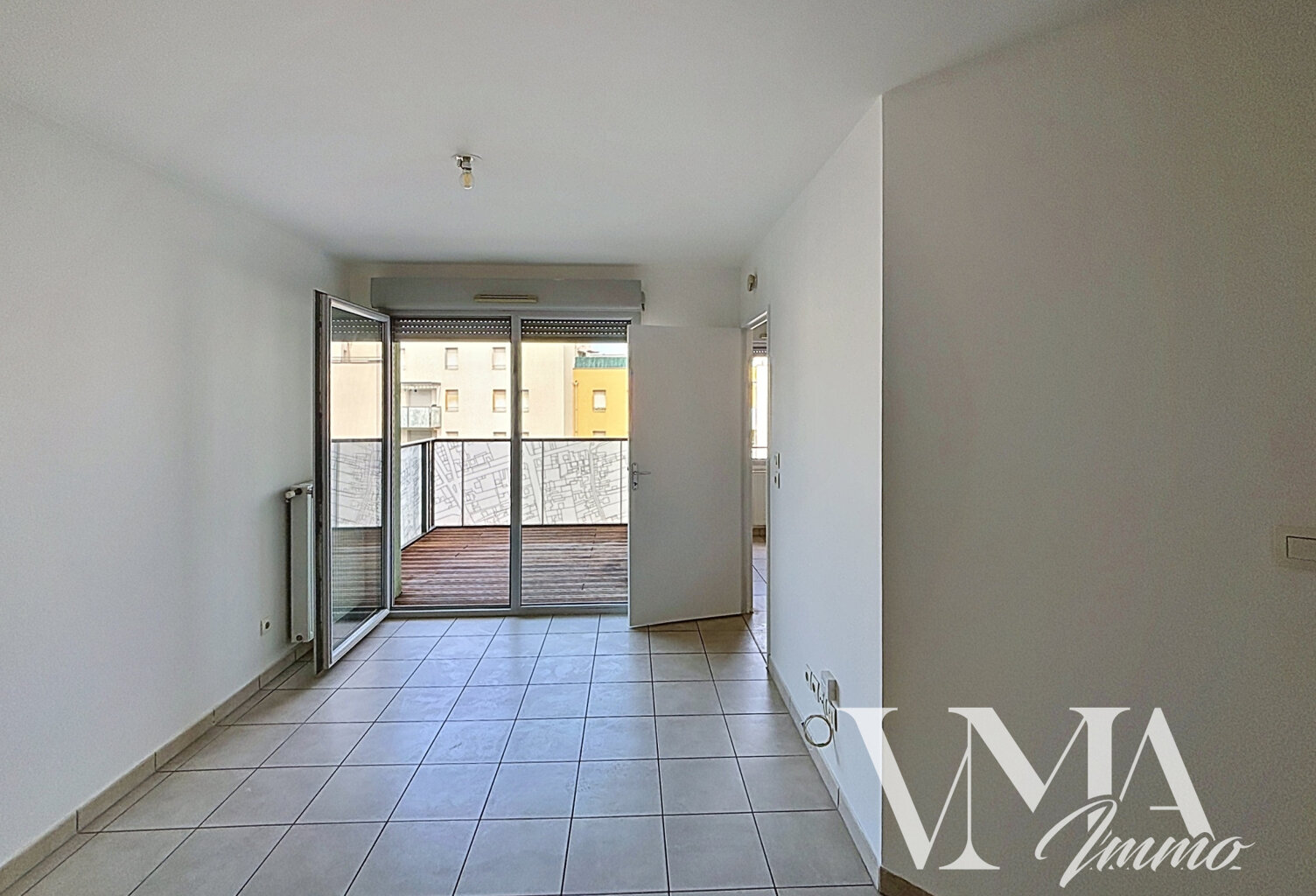 T2 de 39 M2 avec loggia  plus garage box fermé 69200 VENISSI — photo 1
