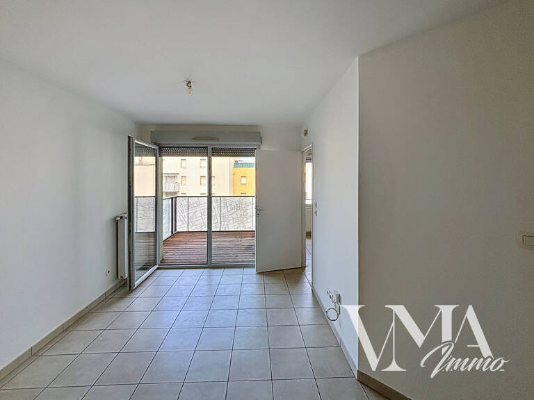 T2 de 39 M2 avec loggia  plus garage box fermé 69200 VENISSI — photo 1