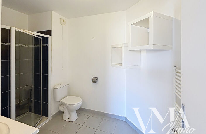 T2 de 39 M2 avec loggia  plus garage box fermé 69200 VENISSI — photo 2
