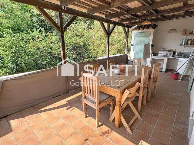 Grande maison avec terrasse. — photo du bien