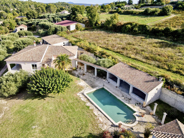 A 18 km d'Uzès, élégante maison de plain-pied avec un magnifique terrain et un appartement indépendant... — photo 1