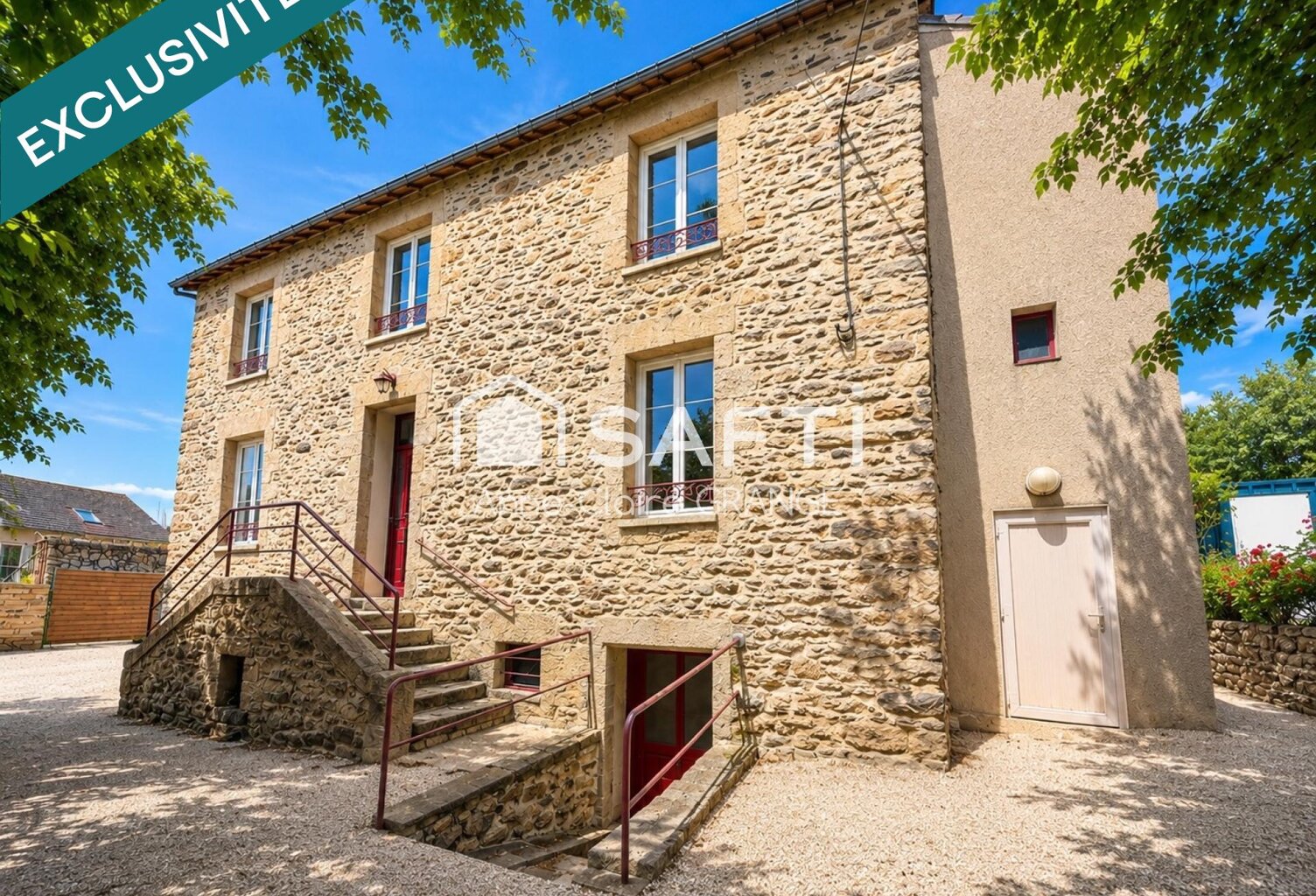 Demeure de caractère aux portes des Alpes Mancelles ?  À quelques minutes de Fresnay-sur-Sarthe et des paysages préservés des Alpes Mancelles, cette élégante maison de caractère en pierre offre un cadre de vie authentique, propice aussi bien à une vie de famille qu'à un projet d'accueil touristique. — photo 1