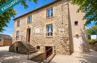 Demeure de caractère aux portes des Alpes Mancelles ?  À quelques minutes de Fresnay-sur-Sarthe et des paysages préservés des Alpes Mancelles, cette élégante maison de caractère en pierre offre un cadre de vie authentique, propice aussi bien à une vie de famille qu'à un projet d'accueil touristique. — photo du bien