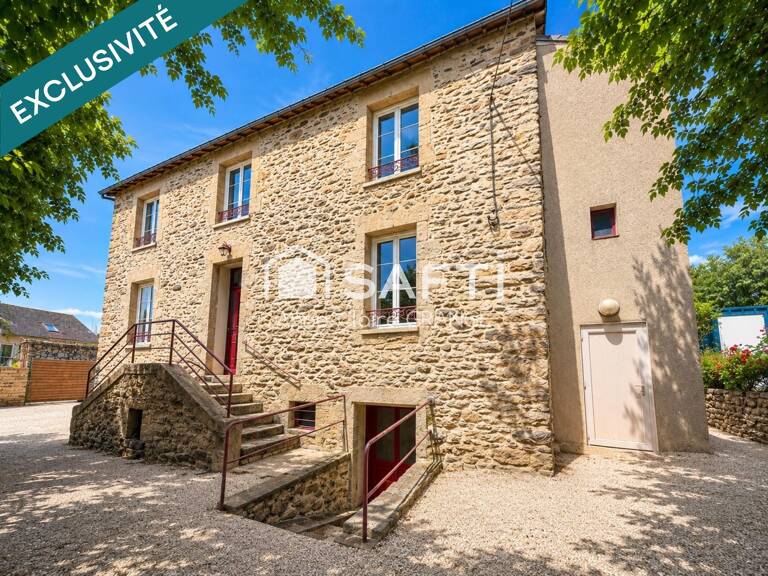 Demeure de caractère aux portes des Alpes Mancelles ?  À quelques minutes de Fresnay-sur-Sarthe et des paysages préservés des Alpes Mancelles, cette élégante maison de caractère en pierre offre un cadre de vie authentique, propice aussi bien à une vie de famille qu'à un projet d'accueil touristique. — photo 1