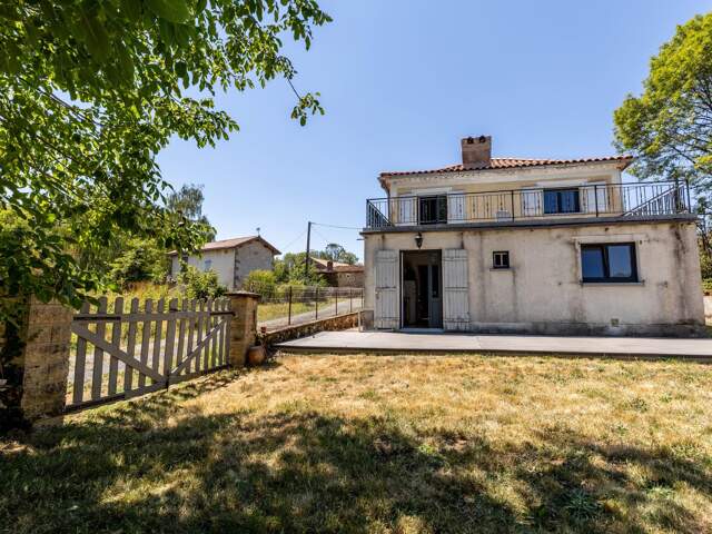 Maison ancienne rénovée avec grange sur terrain clos de 925 m² — photo du bien