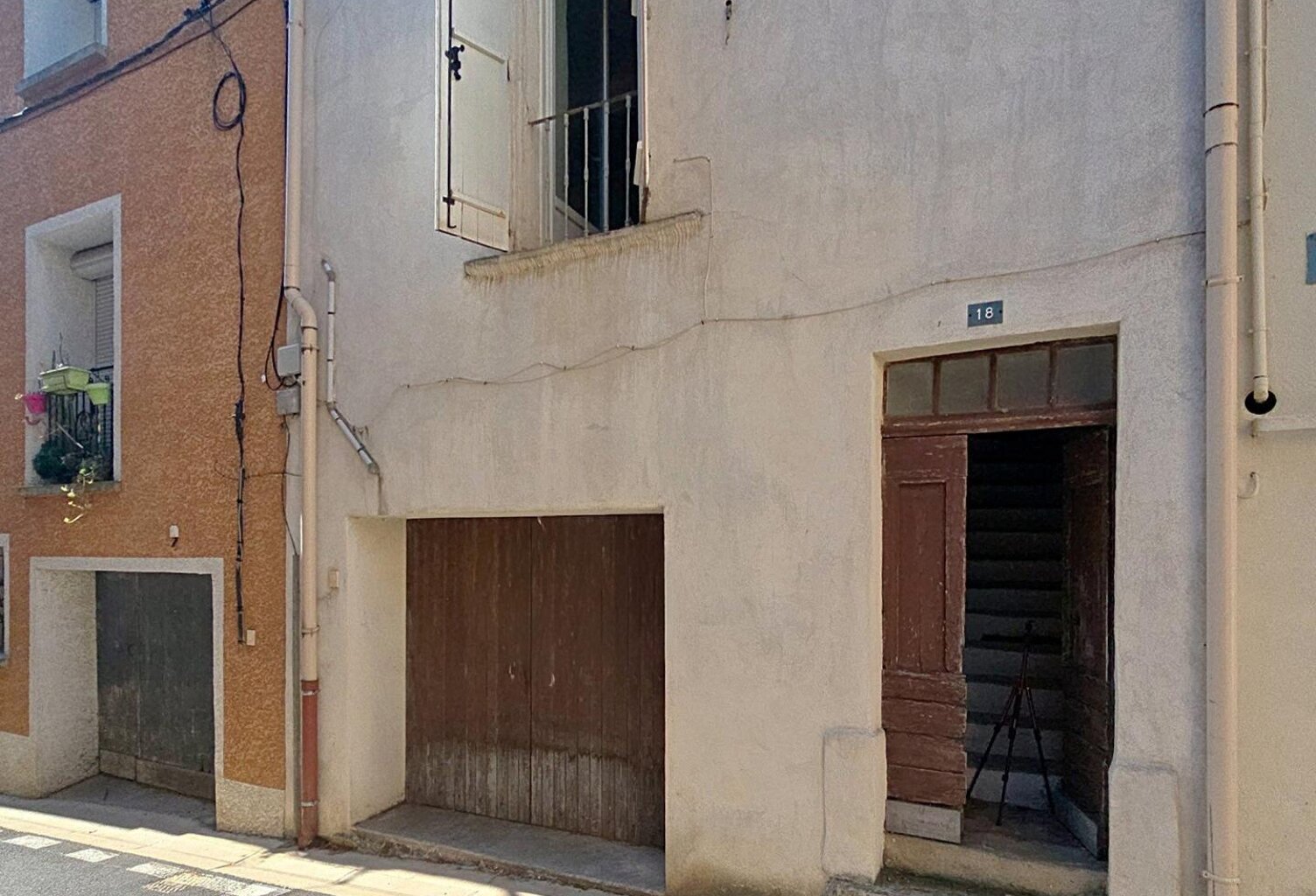 Une maison de village pleine de potentiel, avec immense garage et grenier aménageable, à deux pas de Lamalou-les-Bains. — photo 1
