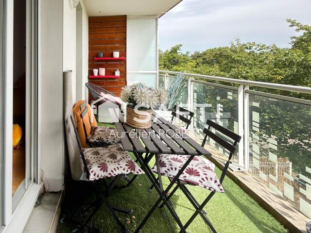 Appartement avec une belle terrasse dans une résidence sécurisée — photo du bien
