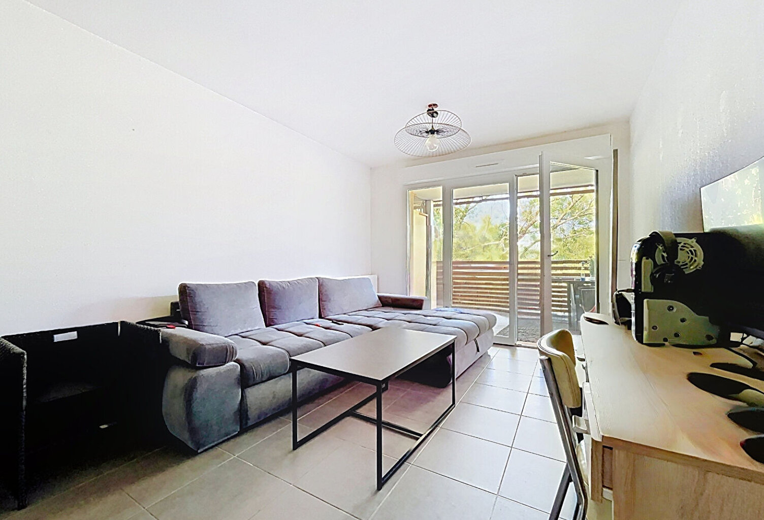 JUVIGNAC - T2 LOUÉ - TERRASSE, VUE GARRIGUE ET PARKING - INVESTISSEMENT LOCATIF — photo 1