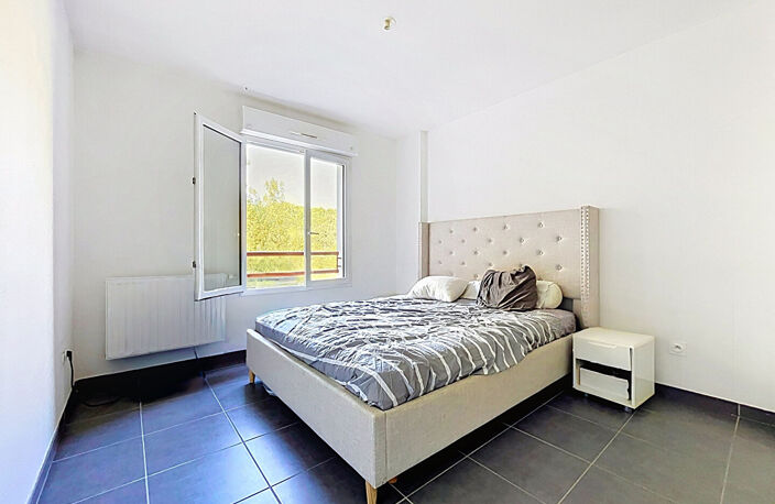 JUVIGNAC - T2 LOUÉ - TERRASSE, VUE GARRIGUE ET PARKING - INVESTISSEMENT LOCATIF — photo 4