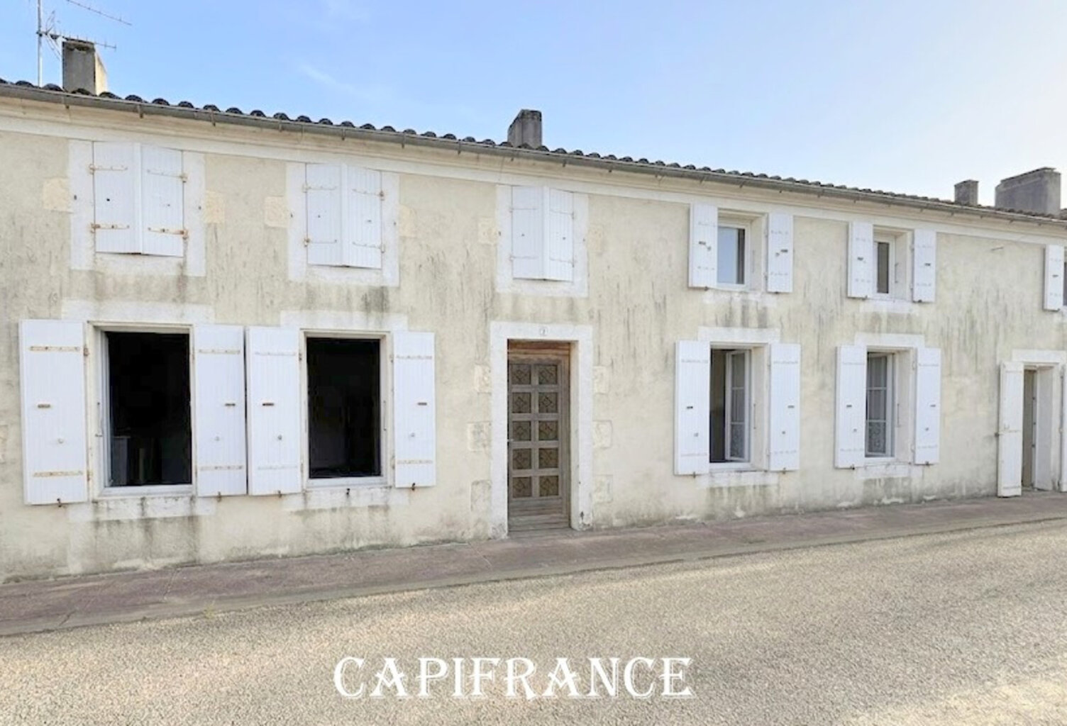 Maison charentaise en pierre à rénover - 9 pièces - 190 m² habitables - 5 chambres - Dépendances & Grenier Réhabilitable - MORAGNE (17) — photo 1