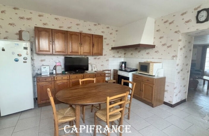Maison charentaise en pierre à rénover - 9 pièces - 190 m² habitables - 5 chambres - Dépendances & Grenier Réhabilitable - MORAGNE (17) — photo 2