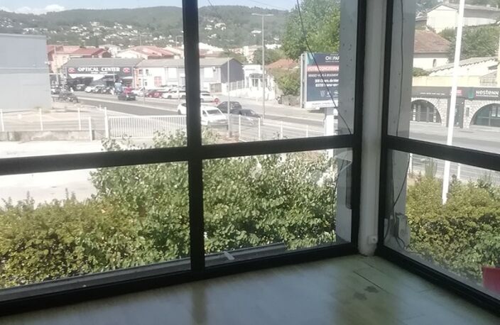Local/bureau à louer  80 m2 DRAGUIGNAN (83) — photo 2