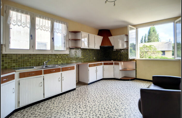 Dpt Sarthe (72), à vendre LA CHARTRE SUR LE LOIR maison P6 de 132,48 m² - Terrain de 629,00 m² - cave-balcon- terasse — photo 2