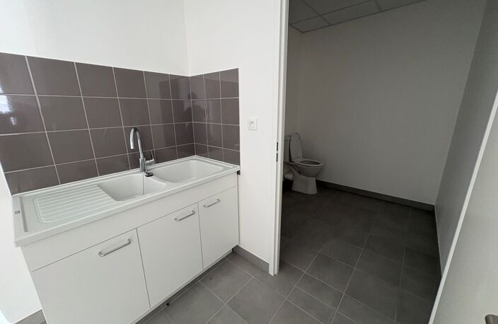 A LOUER - local d'activité de 72 m² à Saint Pierre des Corps — photo 5