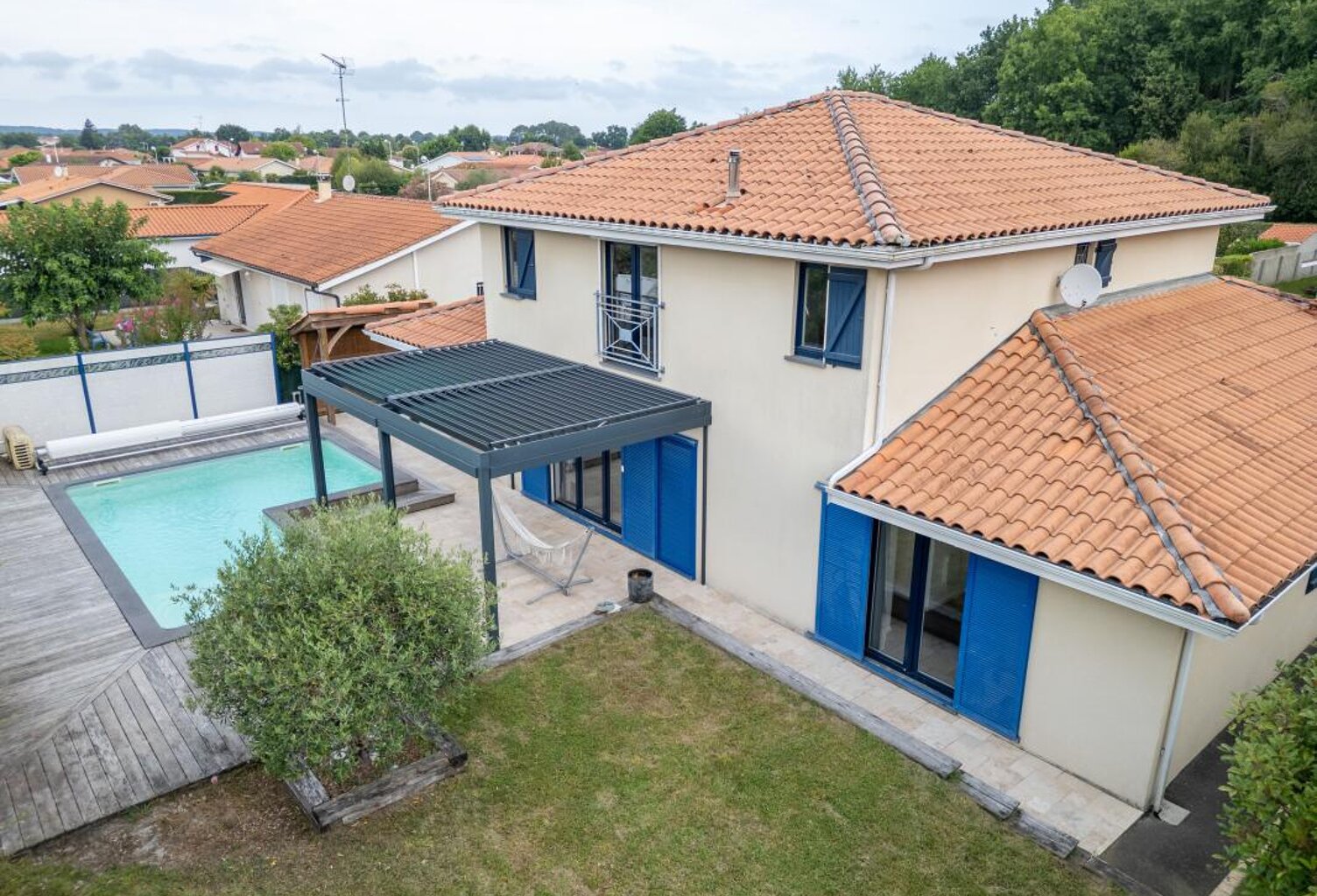 Maison À Vendre Villa familiale avec piscine dans un quartier calme — photo 1