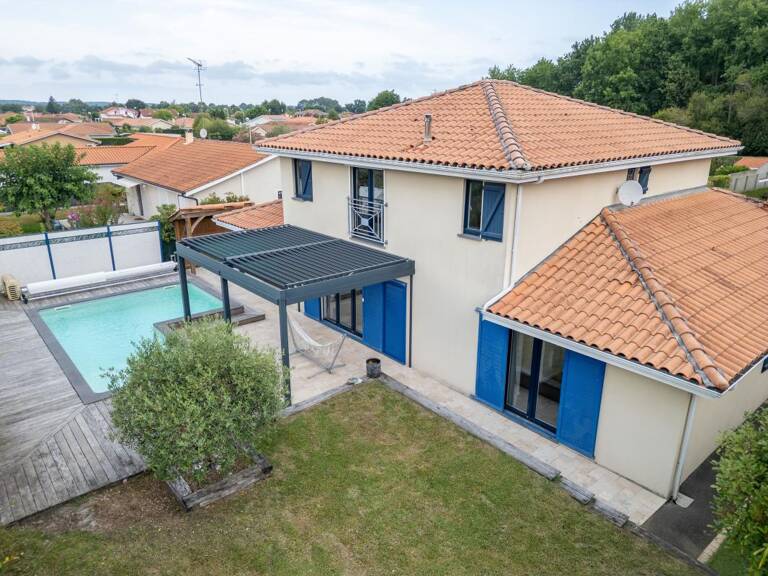 Maison À Vendre Villa familiale avec piscine dans un quartier calme — photo 1