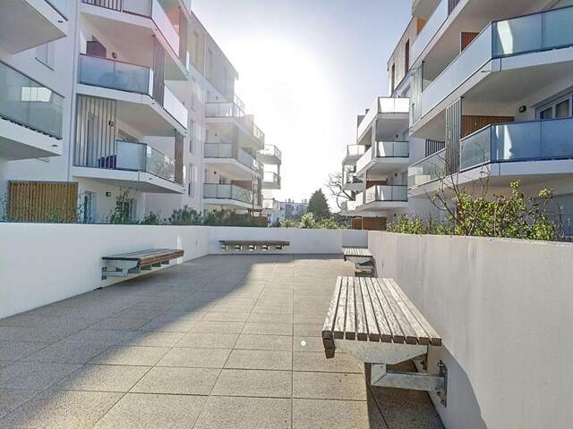 Appartement neuf de 45 m², livré en 2024 et jamais occupé, avec terrasse e11 m2, situé dans un quartier résidentiel récent à seulement 500 m du centre-ville de Lorient et à 4 minutes à pied de la gare TGV — photo du bien